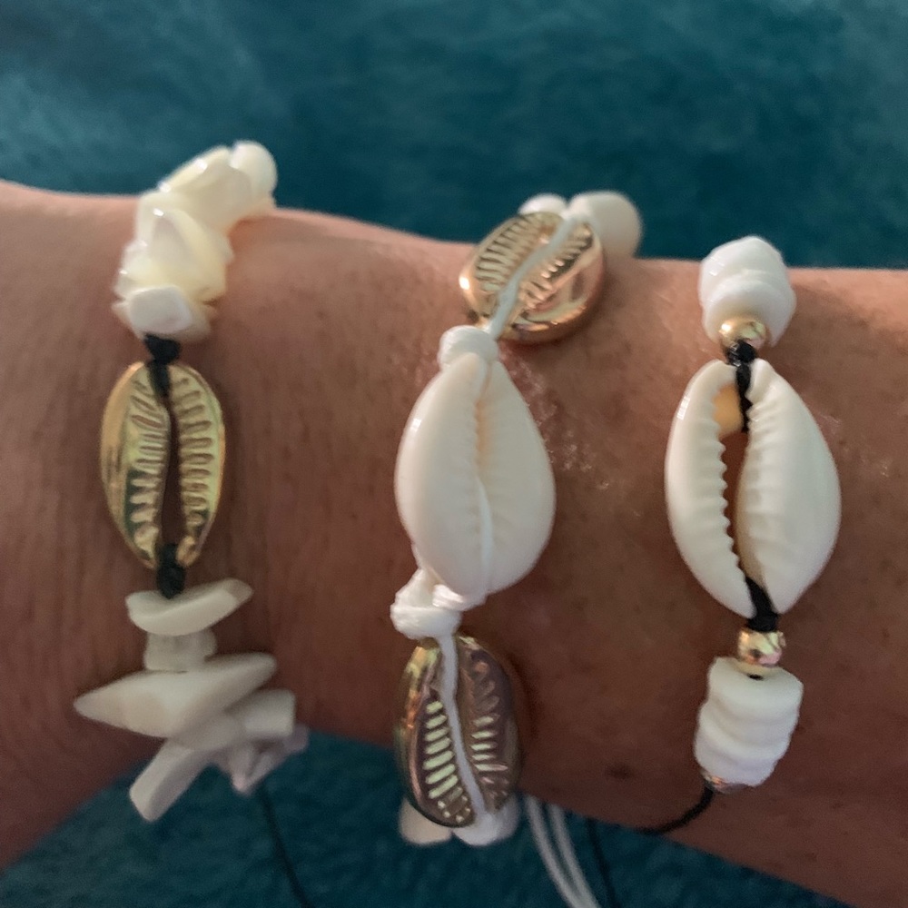 Three piece set of shell bracelets - Picture 3 of 4
